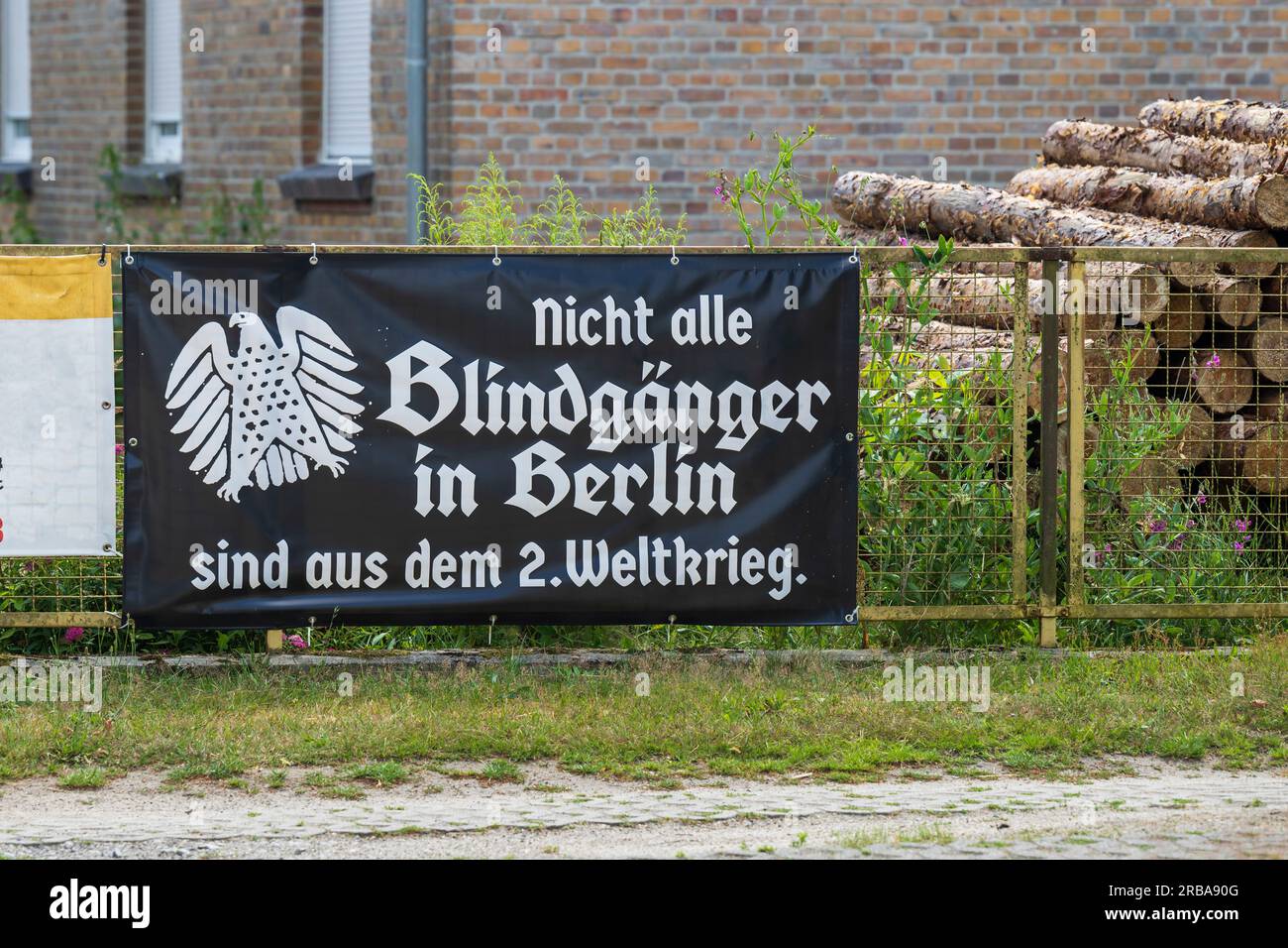 Bannière sur la clôture témoigne du mécontentement de la population avec le gouvernement allemand avec la formulation , pas toutes les bombes non explosées à Berlin ar Banque D'Images