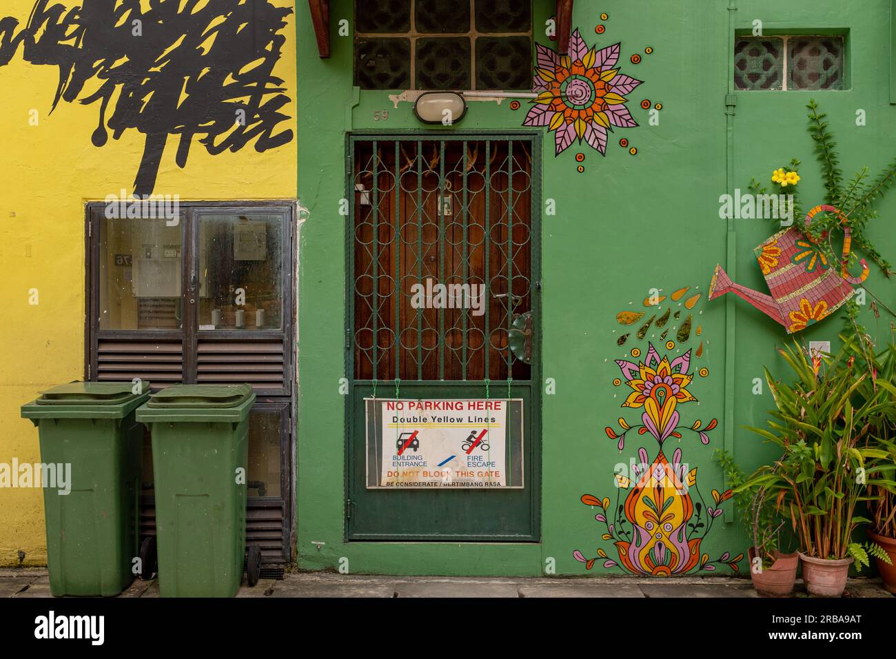 Kampong Glam, Singapour - 19 décembre 2022 : œuvres anonymes des rues du quartier musulman de Kampong Glam représentant des fleurs étant W. Banque D'Images