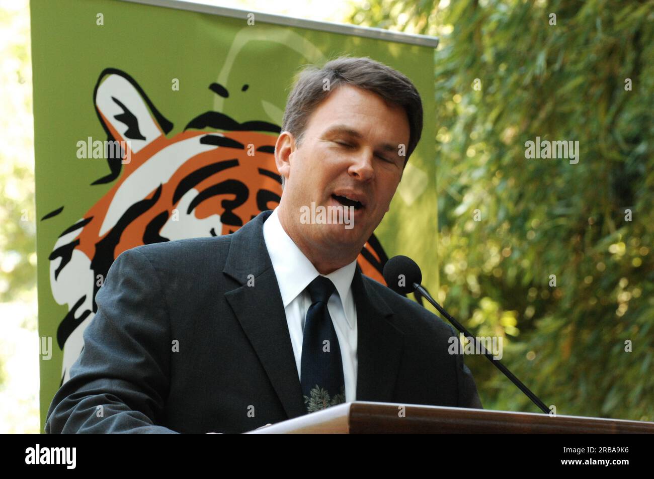 Visite du secrétaire Dirk Kempthorne au zoo national, Washington, D.C., pour la tournée, le lancement de la conférence de presse de l'Initiative pour la conservation du tigre. Le secrétaire s’est joint à de nombreux dignitaires, dont John Berry, directeur du zoo national, Harrison Ford, acteur et membre du conseil d’administration de conservation International, Robert Duvall, président du Groupe de la Banque mondiale, Robert Zoellick, John Seidensticker, conservateur en chef du National Zoo Ecology Center, et Grace GE Gabriel, porte-parole de la Coalition internationale sur le tigre. Banque D'Images
