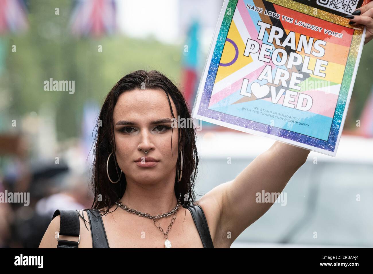 Londres, Royaume-Uni. 8 juillet 2023. Des milliers de transgenres et de supporters se rassemblent à Trafalgar Square avant de marcher vers Hyde Park dans le rassemblement annuel Trans+ Pride. Fondé en 2019 par Lucia Blayke, l'événement est à la fois une célébration et une réponse à la discrimination à laquelle sont confrontées les personnes transgenres, appelant à la liberté et à l'égalité. Crédit : Ron Fassbender/Alamy Live News Banque D'Images