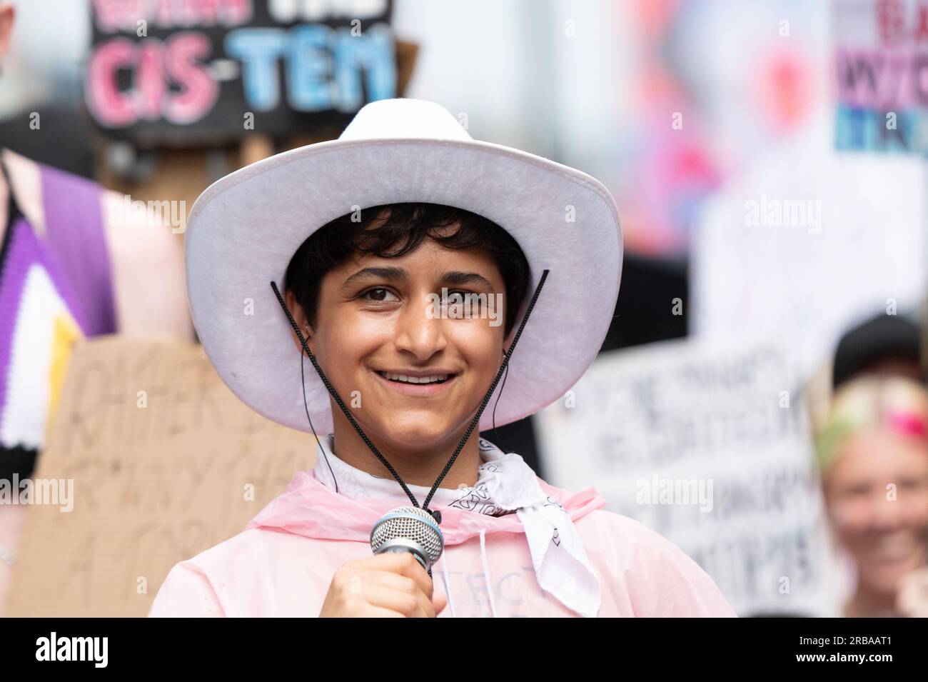 Londres, Royaume-Uni. 8 juillet 2023. Le journaliste trans Shivani Dave dirige les chants alors que des milliers de personnes transgenres et de supporters marchent vers Hyde Park lors du rassemblement annuel Trans+ Pride. Fondé en 2019 par Lucia Blayke, l'événement est à la fois une célébration et une réponse à la discrimination à laquelle sont confrontées les personnes transgenres, appelant à la liberté et à l'égalité. Crédit : Ron Fassbender/Alamy Live News Banque D'Images