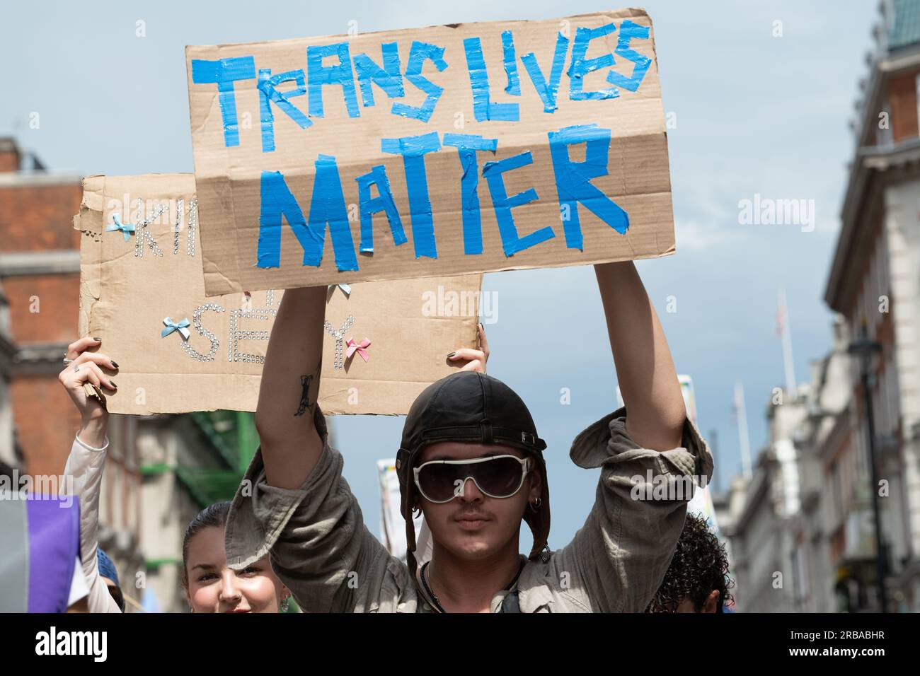 Londres, Royaume-Uni. 8 juillet 2023. Des milliers de transgenres et de supporters se rassemblent à Trafalgar Square avant de marcher vers Hyde Park dans le rassemblement annuel Trans+ Pride. Fondé en 2019 par Lucia Blayke, l'événement est à la fois une célébration et une réponse à la discrimination à laquelle sont confrontées les personnes transgenres, appelant à la liberté et à l'égalité. Crédit : Ron Fassbender/Alamy Live News Banque D'Images