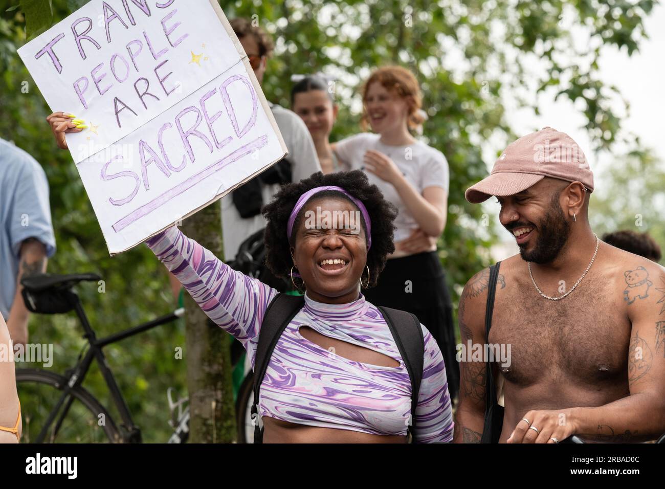 Londres, Royaume-Uni. 8 juillet 2023. Des milliers de transgenres et de supporters se rassemblent à Trafalgar Square avant de marcher vers Hyde Park dans le rassemblement annuel Trans+ Pride. Fondé en 2019 par Lucia Blayke, l'événement est à la fois une célébration et une réponse à la discrimination à laquelle sont confrontées les personnes transgenres, appelant à la liberté et à l'égalité. Crédit : Ron Fassbender/Alamy Live News Banque D'Images