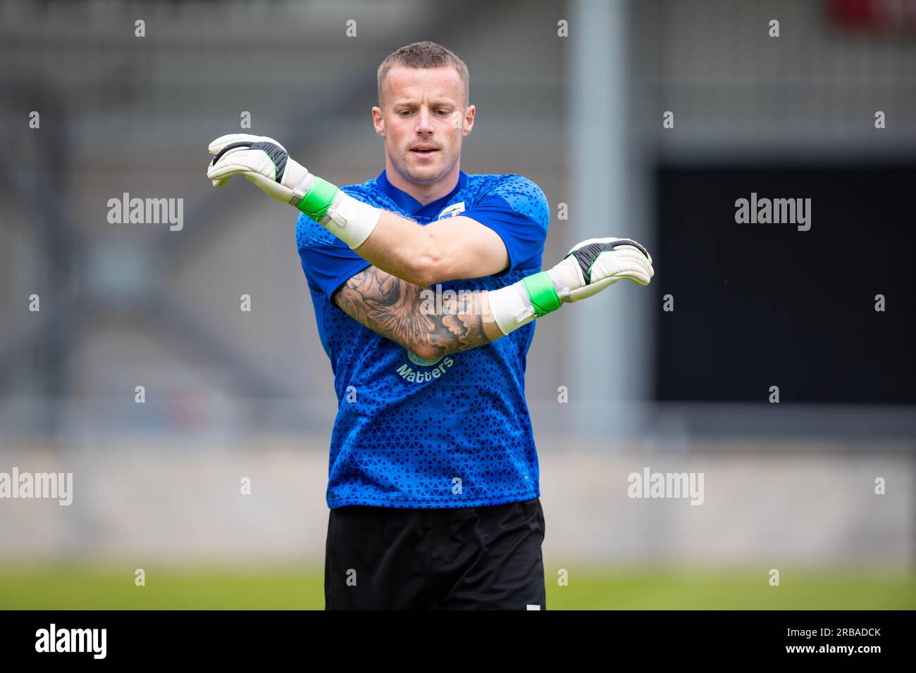 Paul Farman #1 (GK) de Barrow AFC se réchauffe lors du match amical de pré-saison entre le FC United de Manchester et Barrow à Broadhurst Park, Moston le samedi 8 juillet 2023. (Photo : Mike Morese | MI News) crédit : MI News & Sport / Alamy Live News Banque D'Images