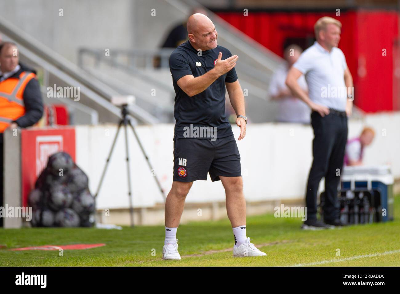 Neil Reynolds, manager du FC United, gesticule lors du match amical de pré-saison entre le FC United de Manchester et Barrow à Broadhurst Park, Moston, le samedi 8 juillet 2023. (Photo : Mike Morese | MI News) crédit : MI News & Sport / Alamy Live News Banque D'Images