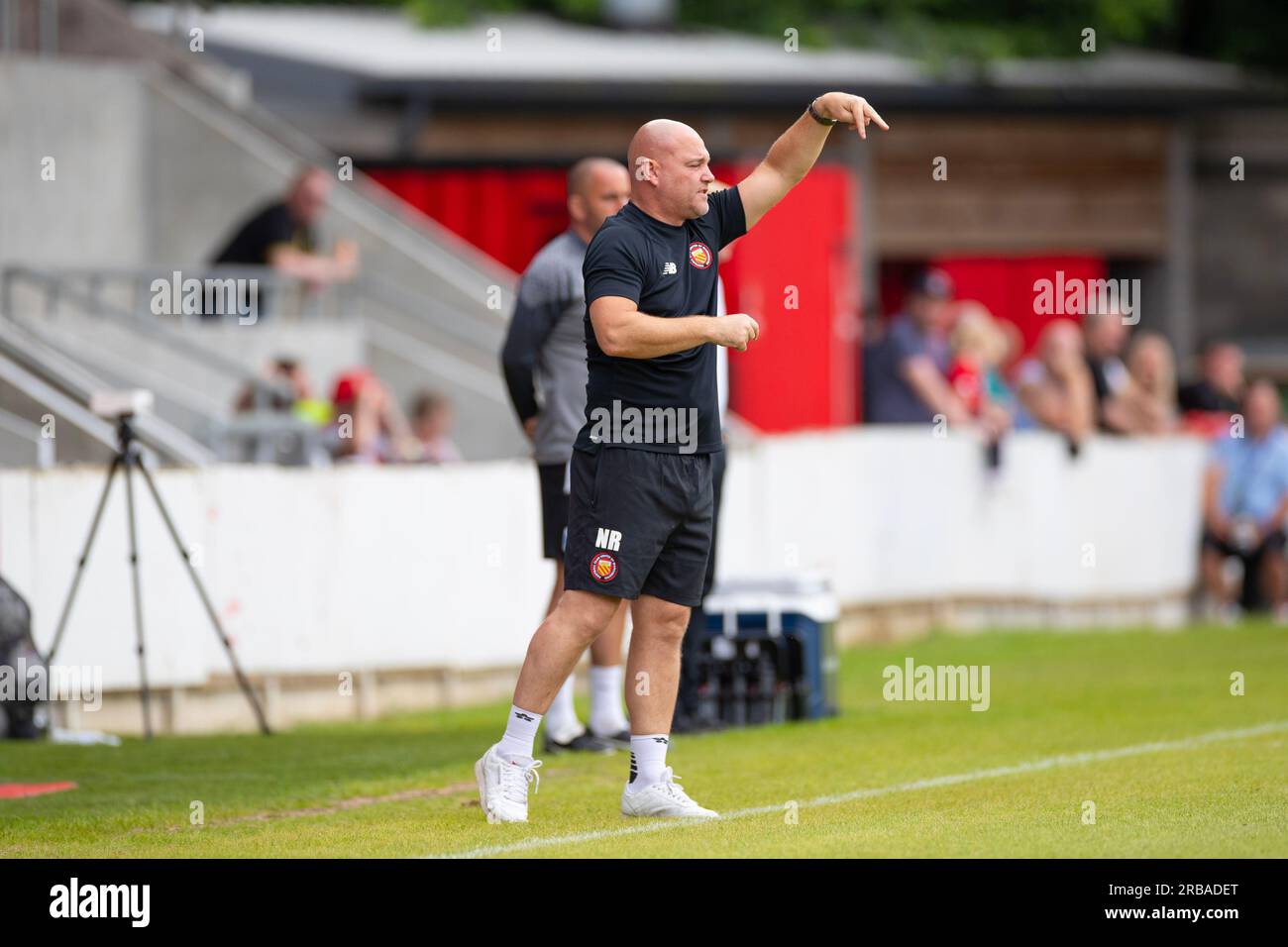 Neil Reynolds, manager du FC United, gesticule lors du match amical de pré-saison entre le FC United de Manchester et Barrow à Broadhurst Park, Moston, le samedi 8 juillet 2023. (Photo : Mike Morese | MI News) crédit : MI News & Sport / Alamy Live News Banque D'Images