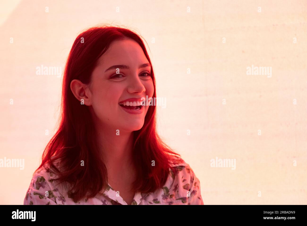 Moscou, Russie. 8 juillet 2023. Evgenia Medvedeva, patineuse artistique russe, deux fois médaillée d’argent olympique en patinage simple, se produit sur scène avant la première d’un documentaire sur elle-même, à Moscou, en Russie Banque D'Images