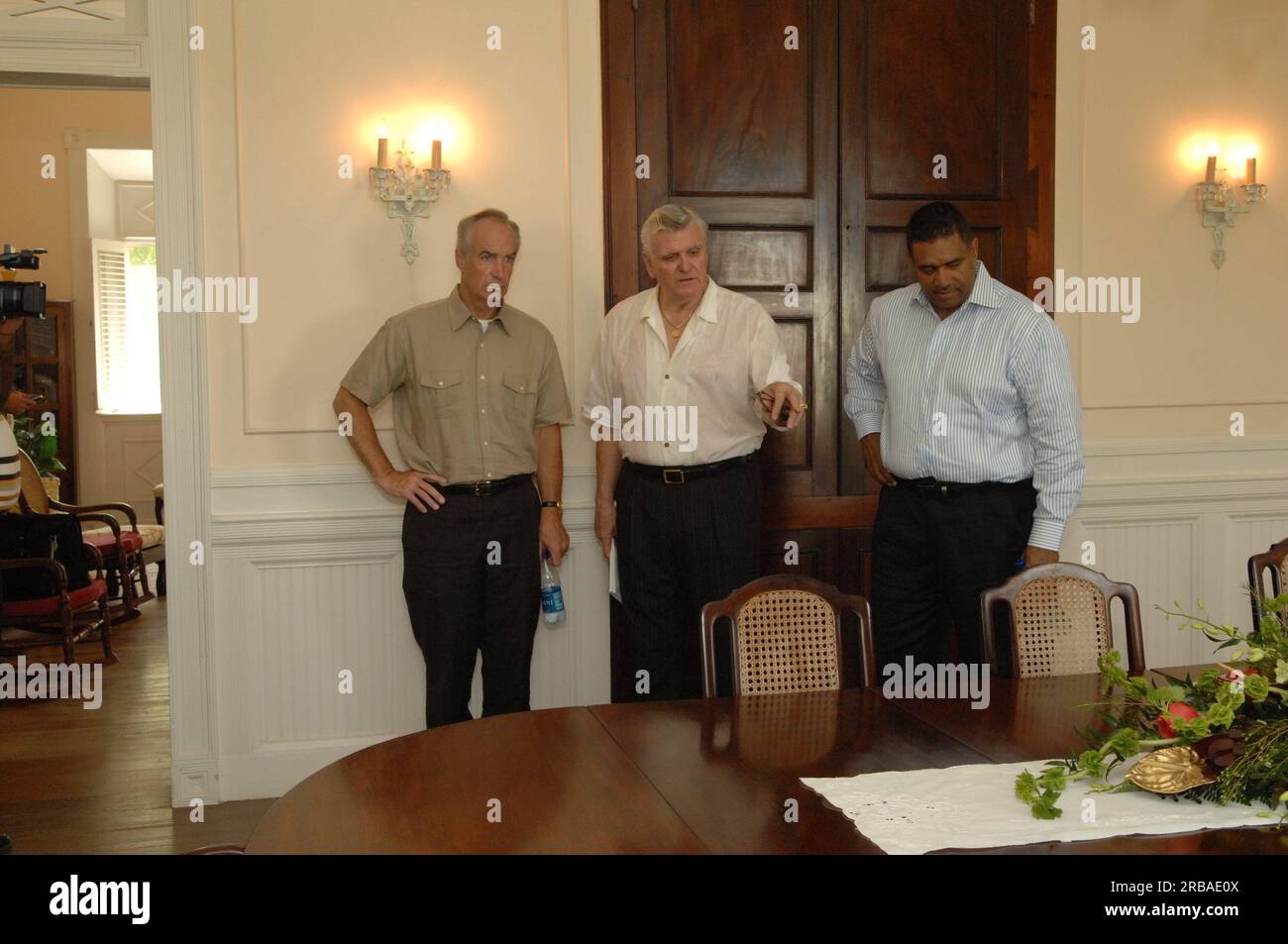 Visite du secrétaire Dirk Kempthorne et des assistants à St. Croix, États-Unis Les îles Vierges américaines, pour visiter le Estate Grange Alexander Hamilton Boyhood Home, l'hôpital Juan F. Luis, et d'autres sites naturels et développés, ainsi que des discussions avec le personnel du Service des parcs nationaux et les responsables des îles Vierges. Secrétaire Kempthorne a rejoint le gouverneur des îles Vierges John de Jongh, Jr., la déléguée des îles Vierges au Congrès Donna Christian Christiansen, et d'autres dirigeants lors d'une conférence de presse et d'un événement de signature d'accord concernant l'attribution de subventions pour le bénéfice de la population et des ressources naturelles de la Vierge IS Banque D'Images