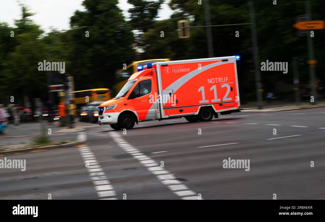 Berlin, Allemagne. 29 juin 2023. 29.06.2023, Berlin. Une ambulance des pompiers de Berlin traverse une intersection à Zehlendorf avec des feux bleus allumés lors d'une intervention d'urgence. Crédit : Wolfram Steinberg/dpa crédit : Wolfram Steinberg/dpa/Alamy Live News Banque D'Images