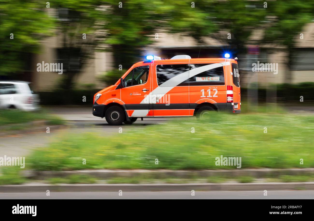 Berlin, Allemagne. 29 juin 2023. 29.06.2023, Berlin. Une ambulance du service des incendies de Berlin traverse avec des lumières bleues une rue de Zehlendorf lors d'une opération d'urgence. Crédit : Wolfram Steinberg/dpa crédit : Wolfram Steinberg/dpa/Alamy Live News Banque D'Images