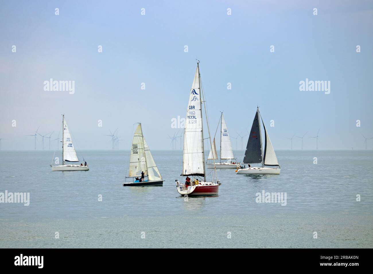 Shoreham, West Sussex, Angleterre, Royaume-Uni. 8 juillet 2023. Yachts naviguant dans la Manche au large de Shoreham-by-Sea dans le Sussex de l'Ouest par une journée de juillet très chaude et humide. Le parc éolien Rampion est visible à l’horizon. Crédit : Julia Gavin/Alamy Live News Banque D'Images Shoreham, West Sussex, Angleterre, Royaume-Uni. 8 juillet 2023. Yachts naviguant dans la Manche au large de Shoreham-by-Sea dans le Sussex de l'Ouest par une journée de juillet très chaude et humide. Le parc éolien Rampion est visible à l’horizon. Crédit : Julia Gavin/Alamy Live News Banque D'Images