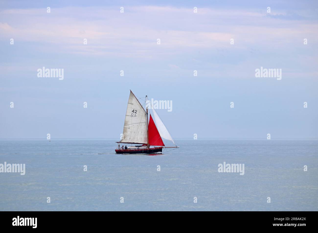 Shoreham, West Sussex, Angleterre, Royaume-Uni. 8 juillet 2023. Yachts naviguant dans la Manche au large de Shoreham-by-Sea dans le Sussex de l'Ouest par une journée de juillet très chaude et humide. Crédit : Julia Gavin/Alamy Live News Banque D'Images Shoreham, West Sussex, Angleterre, Royaume-Uni. 8 juillet 2023. Yachts naviguant dans la Manche au large de Shoreham-by-Sea dans le Sussex de l'Ouest par une journée de juillet très chaude et humide. Crédit : Julia Gavin/Alamy Live News Banque D'Images