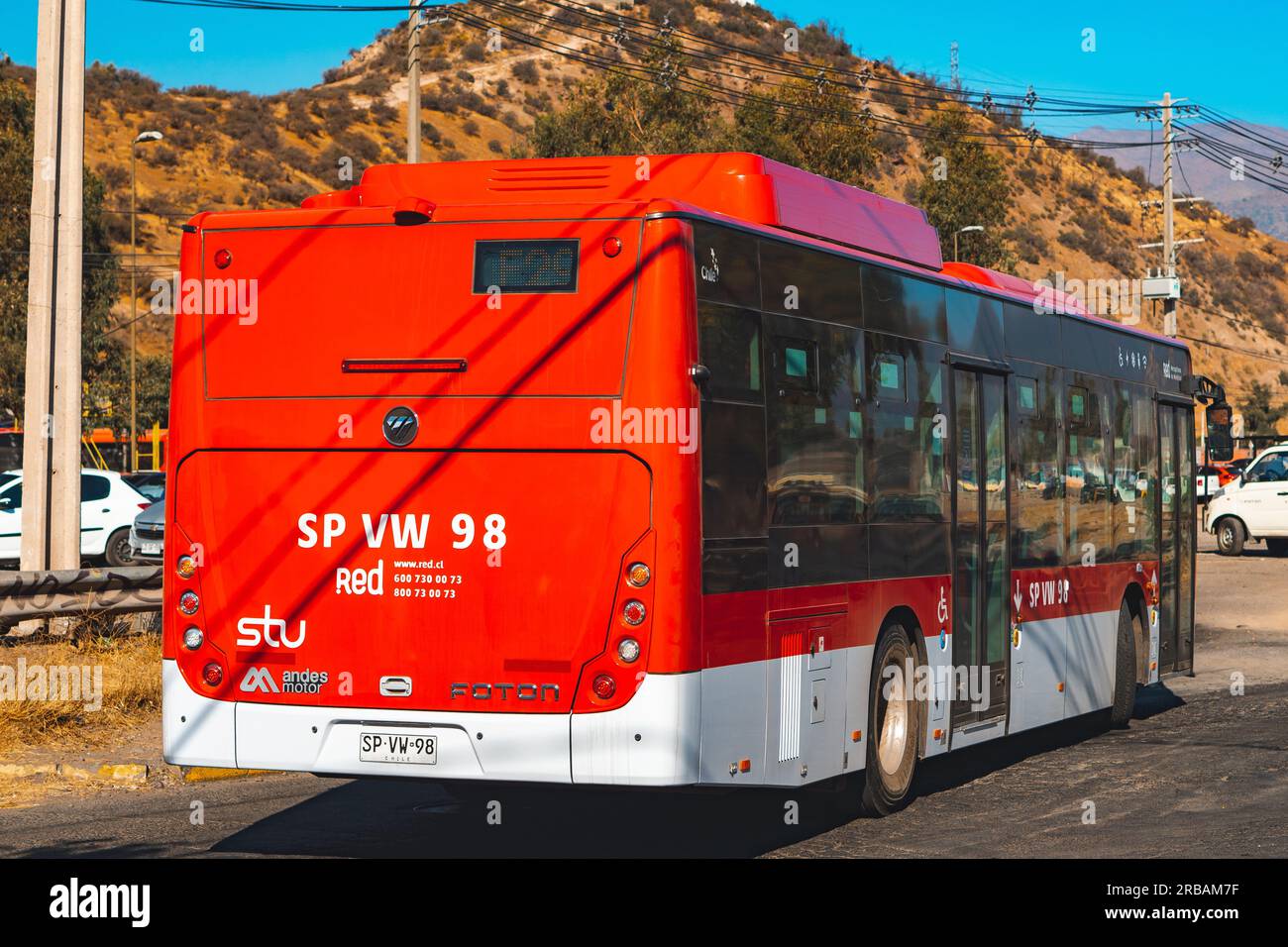 Santiago, Chili - Mars 22 2023 : un transport public Transantiago, ou Red Metropolitana de Movilidad, bus faisant la route F29 Banque D'Images