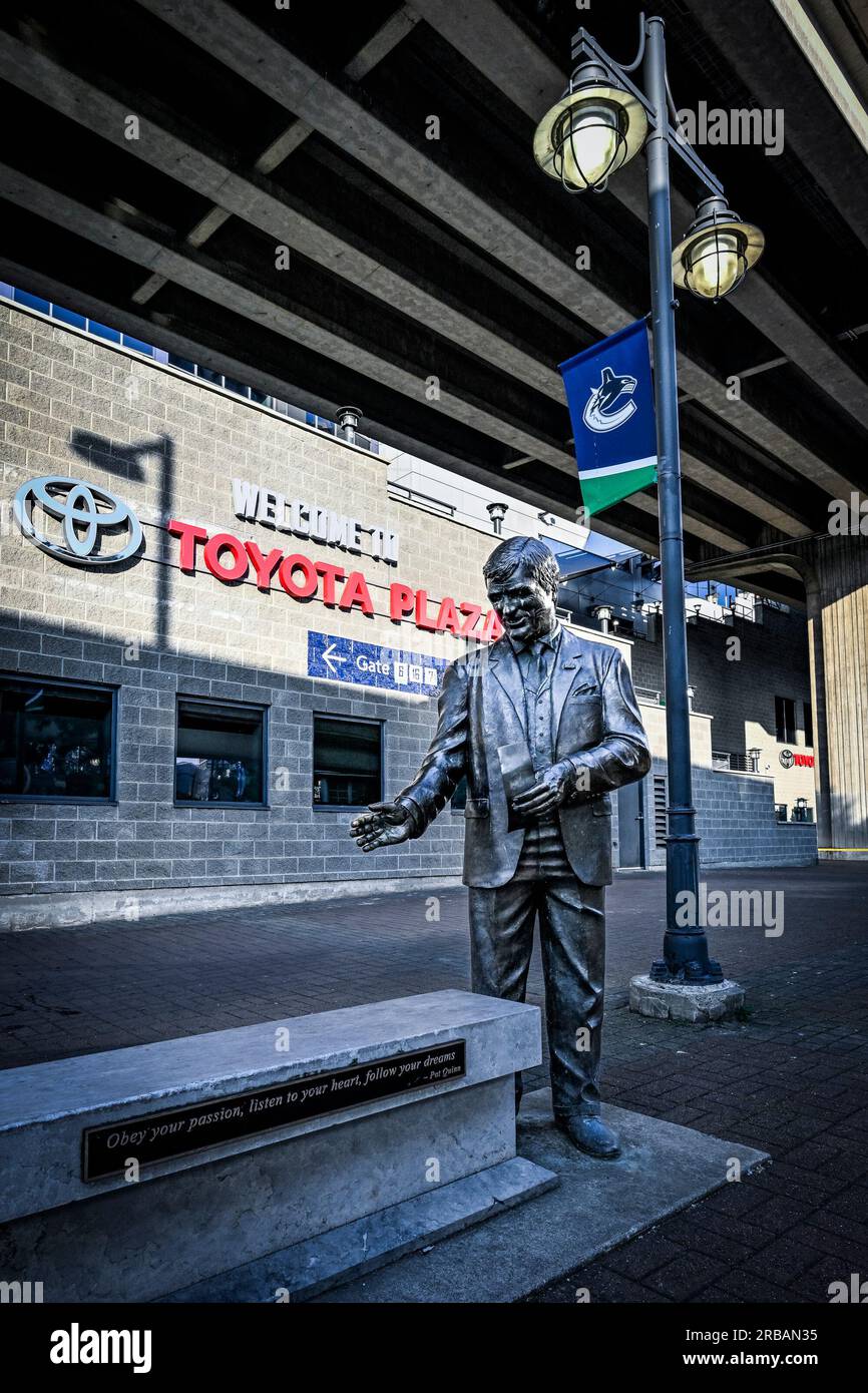 Statue de Pat Quinn, Toyota Plaza, Roger's Arena, Vancouver, Colombie-Britannique, Canada Banque D'Images