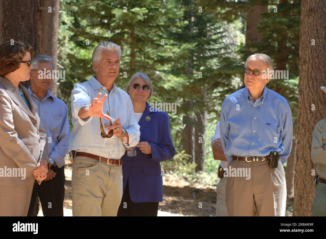 Le secrétaire Dirk Kempthorne en visite au Forest Service lors de sa visite au Sand Harbor State Park du Nevada sur les rives du lac Tahoe pour participer au Sommet annuel de restauration du lac Tahoe, où il a rejoint les sénateurs du Nevada Harry Reid et John Ensign, la sénatrice de Californie Dianne Feinstein, et d'autres chefs fédéraux, étatiques, locaux, tribaux dans le forum environnemental Banque D'Images