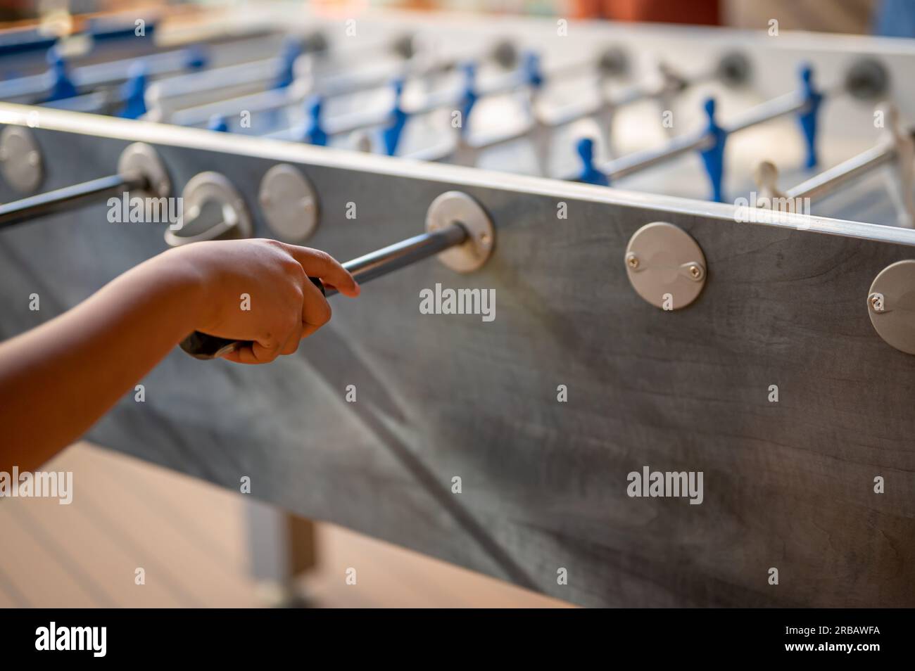 Jeu de foosball à la main. Les gens qui aiment le jeu de baby-foot. Banque D'Images