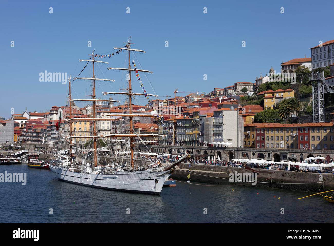 NRP Sagres, navire-école de voile de la marine portugaise, ancré sur le fleuve Douro au bord de l'eau de Cais da Ribeira, Porto, Portugal Banque D'Images