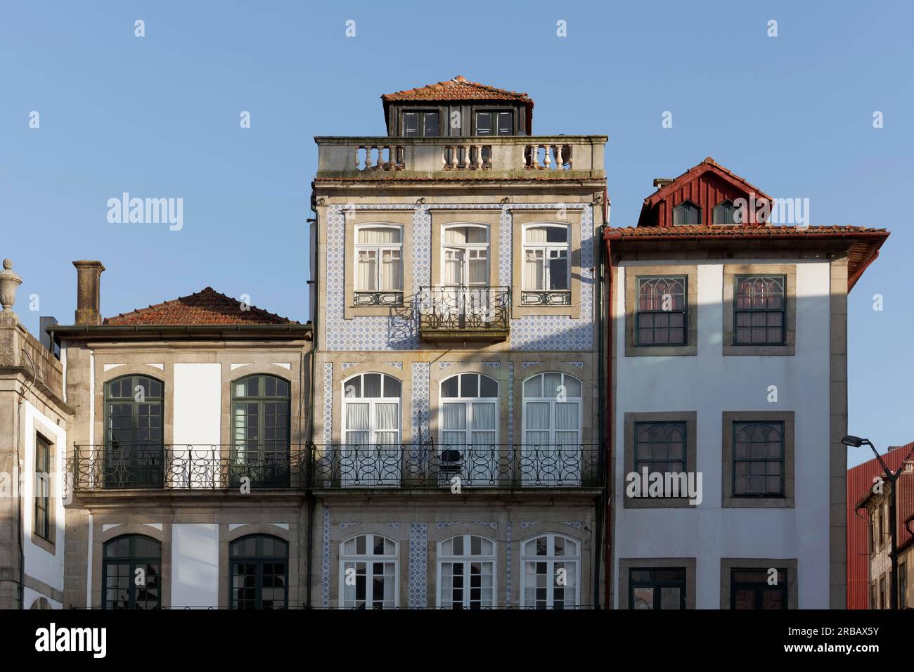 Maisons historiques sur le front de mer de Cais de Gaia, Vila Nova de Gaia, région de Porto, Portugal Banque D'Images