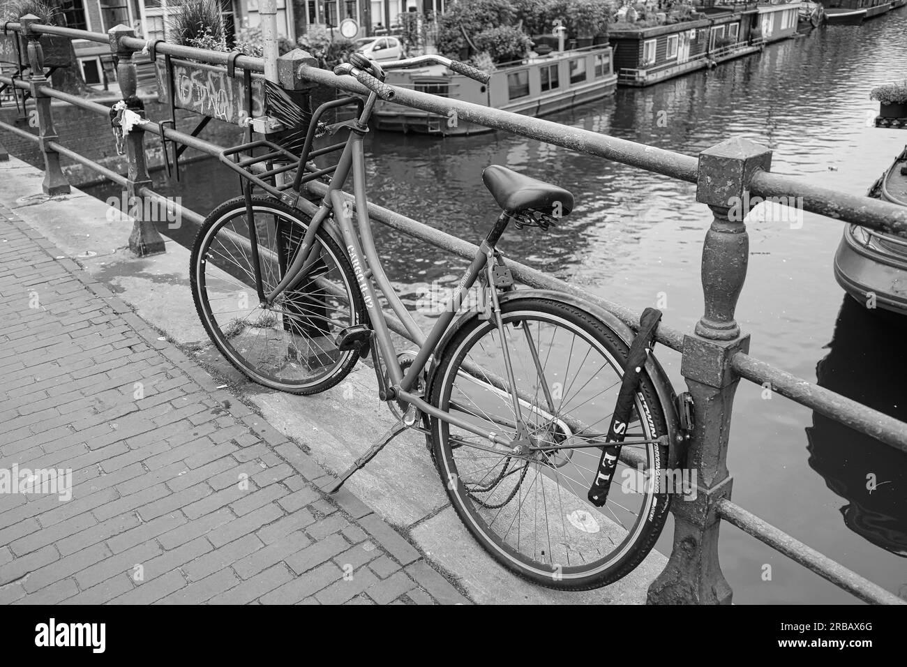 Vélo sur un canal, capitale, Amsterdam, pays-Bas, noir et blanc Banque D'Images