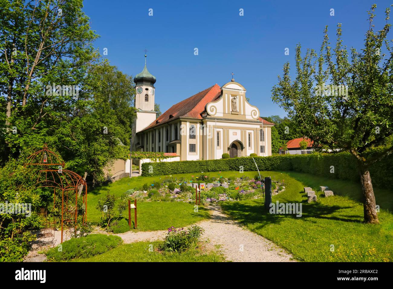 St. Église paroissiale catholique Jean-Baptiste, clocher, horloge, bâtiment sacré, lieu de culte, Architecture chrétienne, jardin, parc Banque D'Images