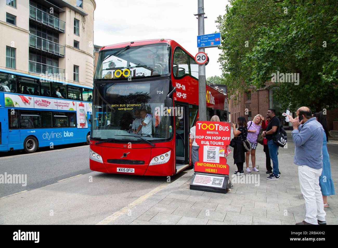 Bristol, Angleterre - 16 juin 2023 : circuit en bus à arrêts multiples Tootbus pour les touristes Banque D'Images