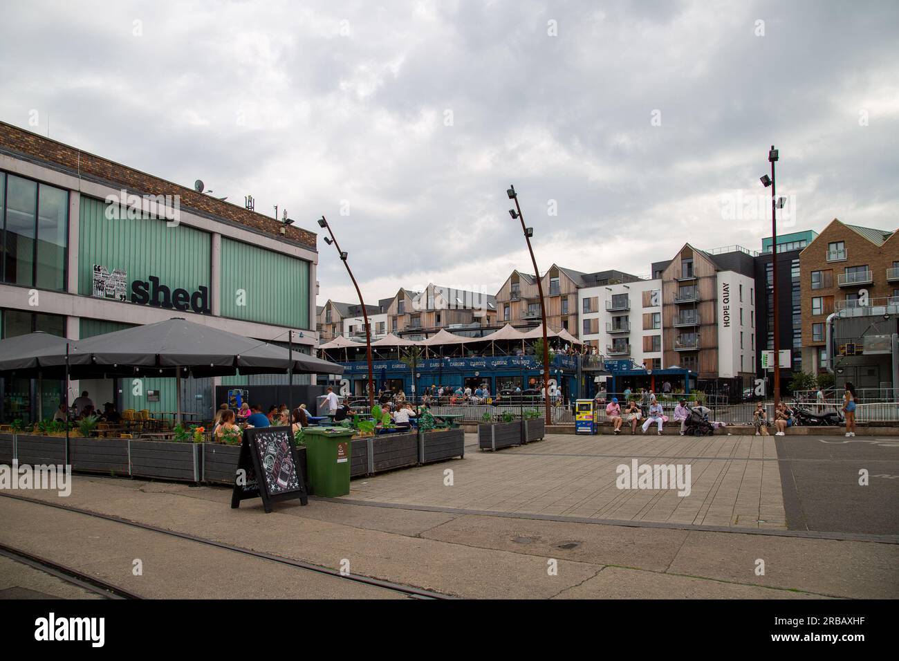 Bristol, Angleterre - 16 juin 2023 : régénération des Bristol docklands avec des cafés et des bars le long du quai Banque D'Images