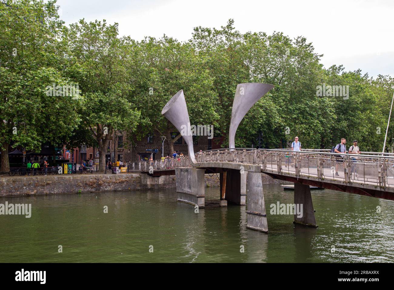 Bristol, Angleterre - 16 juin 2023 : Pero's Bridge, un pont bascule piéton qui enjambe St Augustine's Reach dans le port de Bristol Banque D'Images