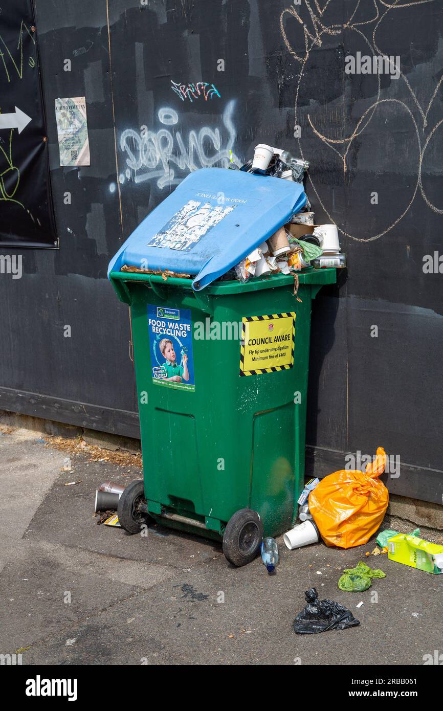 Bristol, Angleterre - 16 juin 2023 : bac de recyclage débordant dans la rue avec autocollant Council Aware Banque D'Images