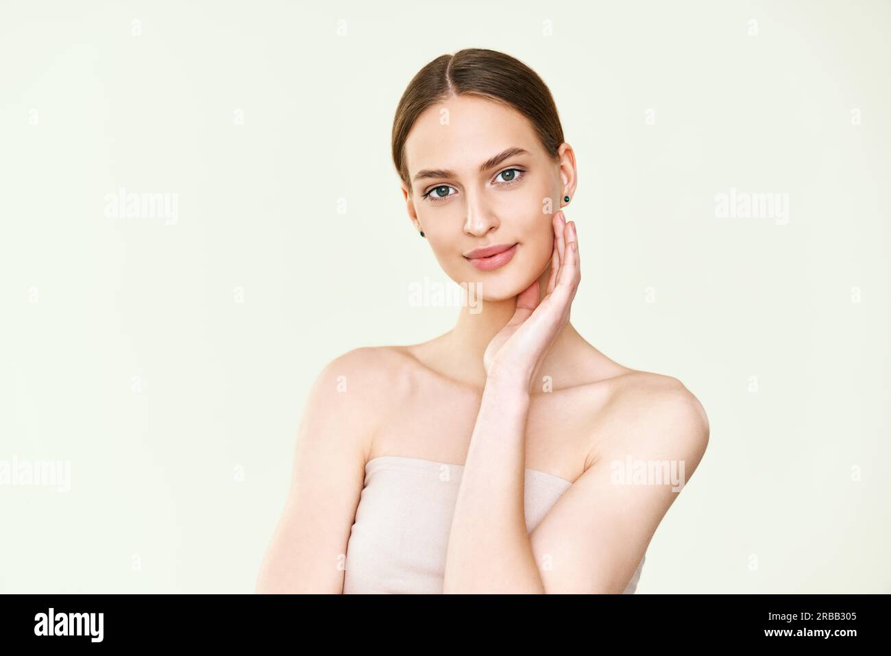 Portrait de jeune femme de beauté avec une peau parfaitement lisse. Cosmétiques naturels, soins de la peau, concept spa Banque D'Images