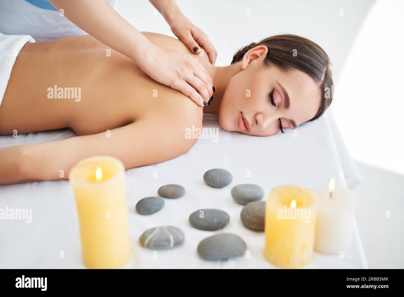Jeune femme profitant d'un massage relaxant du dos au spa.Soins du corps, concept de repos Banque D'Images