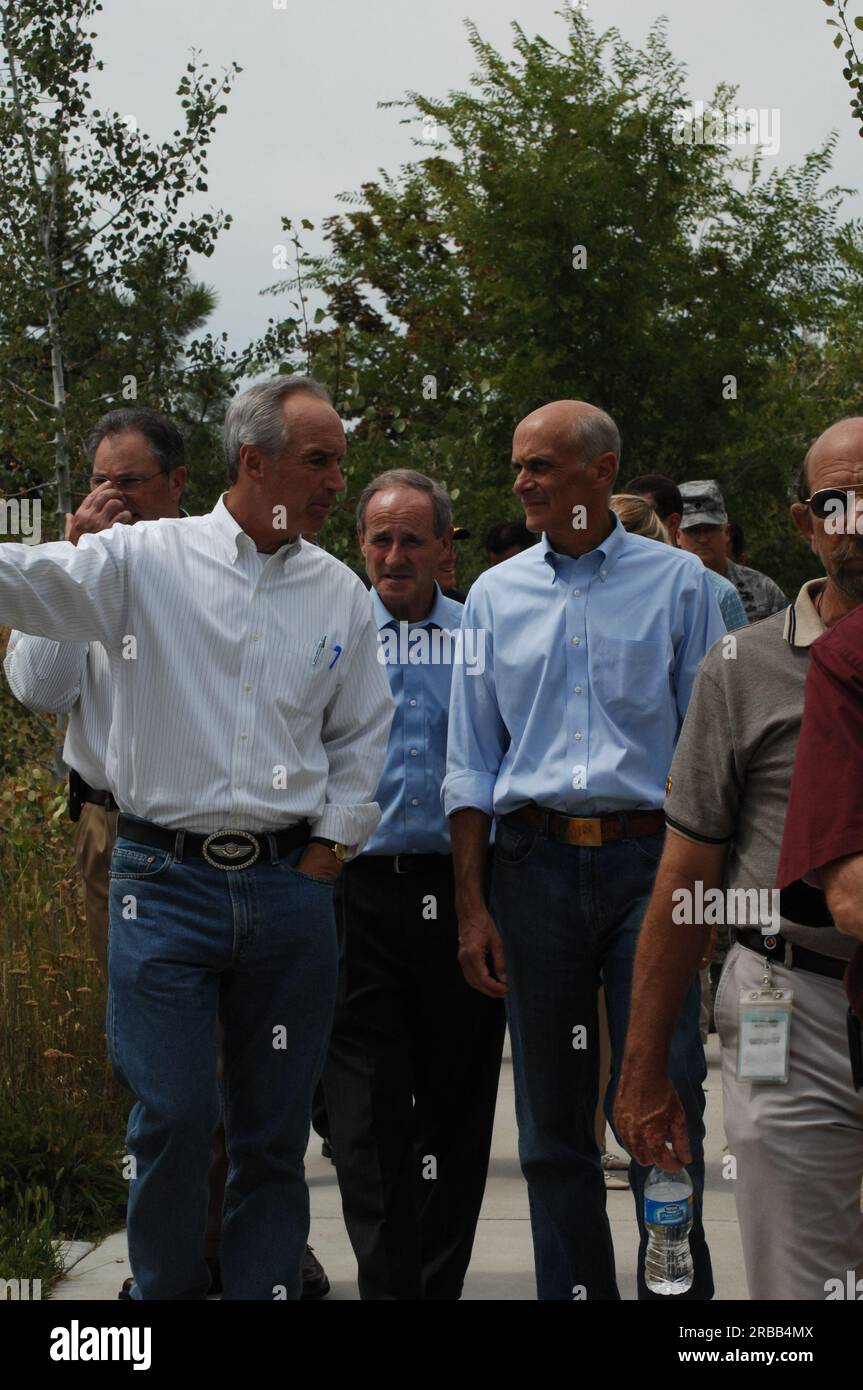 Visite du secrétaire Dirk Kempthorne au National Interagency Fire Center à Boise, Idaho, où il a rejoint le secrétaire à la sécurité intérieure Michael Chertoff, le lieutenant-gouverneur de l'Idaho Jim Risch, et d'autres responsables pour des réunions, des visites de l'installation et des environs, et une conférence de presse sur les préparatifs de la saison des incendies Banque D'Images