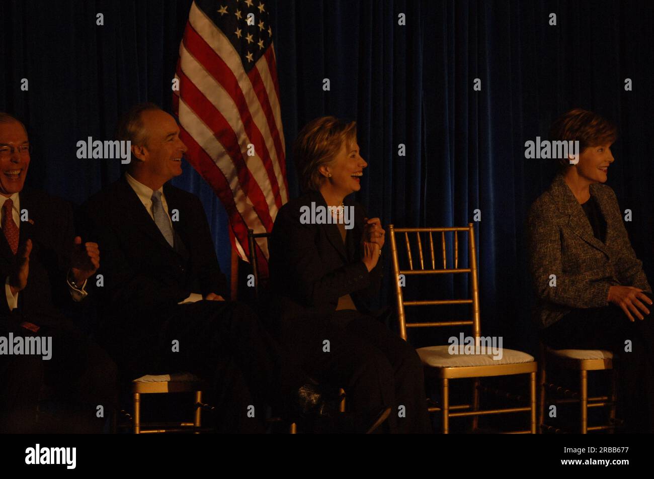 Annonce, à la Maison Sewall-Belmont sur Capitol Hill, de l'introduction d'une législation bipartite du Congrès pour l'autorisation permanente des programmes Preserve America et Save America's Treasures, avec le secrétaire Dirk Kempthorne rejoignant la première dame Laura Bush, la sénatrice de New York Hillary Clinton, le sénateur du Nouveau Mexique Pete Domenici, Brad Miller, membre du Congrès de Caroline du Nord, Miichael Turner, membre du Congrès de l'Ohio, John Nau III, président du Conseil consultatif sur la préservation historique, et Richard Moe, président du National Trust for Historic Preservation Banque D'Images