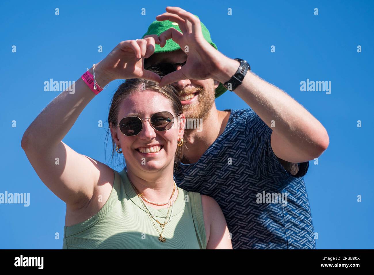 Berlin, Allemagne, 8 juillet 2023, Rave the Planet - manifestation politique, deux personnes montrant le signe de l'amour à la plus grande parade techno en Allemagne Banque D'Images