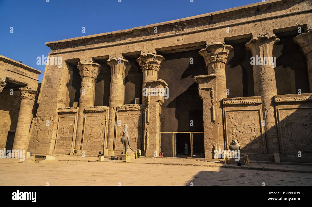Façade avec dessin de pharaons du Temple d'Edfou dans la ville d'Edfou, Egypte. Sur la rive du Nil, construction géco-romaine, temple Banque D'Images