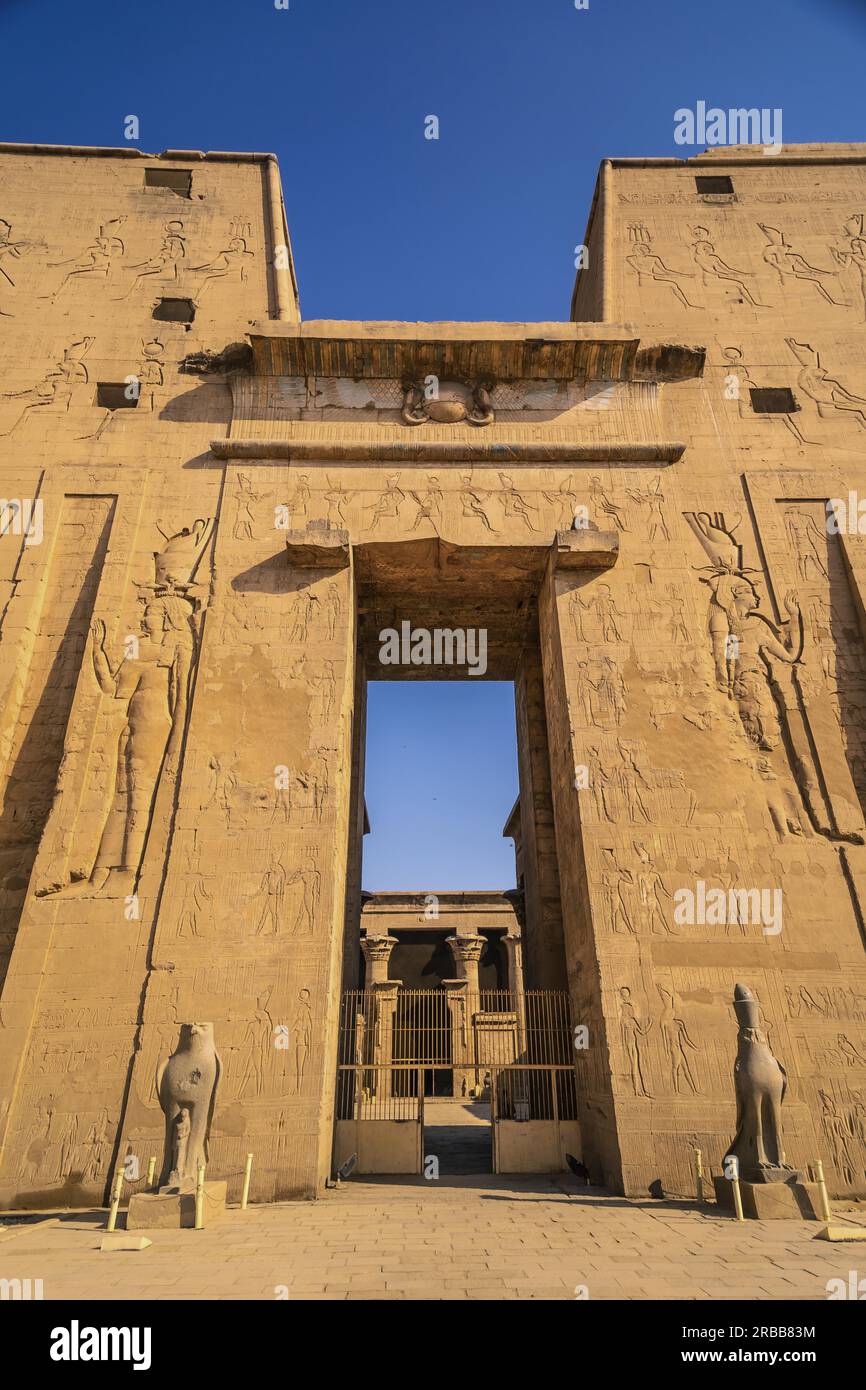 Façade avec dessin de pharaons du Temple d'Edfou dans la ville d'Edfou, Egypte. Sur la rive du Nil, construction géco-romaine, temple Banque D'Images