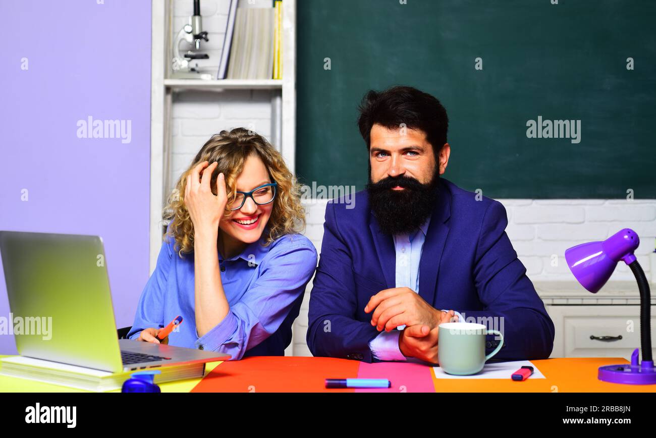 Des enseignants souriants hommes et femmes au travail. Job scolaire. Lycée. Étudiants se préparant pour le test ou l'examen dans l'auditorium. Enseignants professionnels ou Banque D'Images