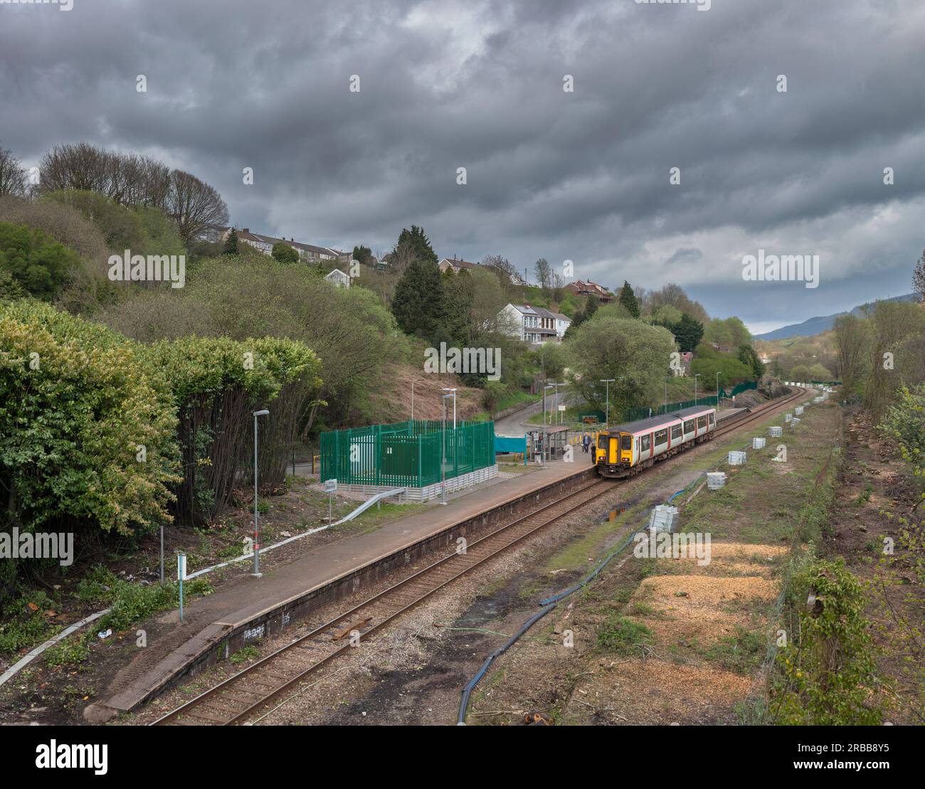 Transport pour le train sprinter de classe 150 du pays de Galles faisant escale à la gare de Dinas Rhondda sur la ligne de chemin de fer à voie unique de la vallée de Rhondda Banque D'Images