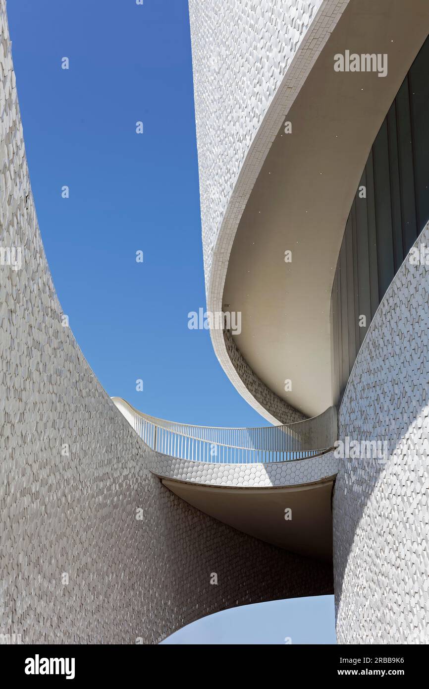 Terminal de croisière, terminal de Cruzeiros, façade revêtue de carreaux blancs en forme d'écailles de poisson, bâtiment futuriste de l'architecte Luis Pedro Silva Banque D'Images