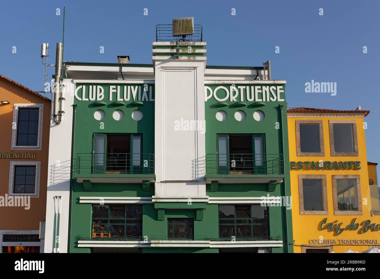 Maison du club de sports nautiques Club fluvial Portuense, bâtiment de style Art.deco, front de mer Cais de Gaia, Vila Nova de Gaia, Porto, Portugal Banque D'Images