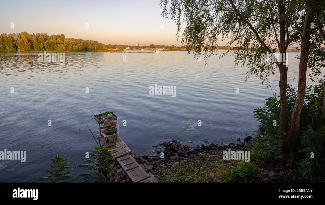 Ukraine, 22 septembre 2020, pêcheur sur le Dniepr à Kiev, Ukraine lors d'un bel après-midi ensoleillé d'été Banque D'Images