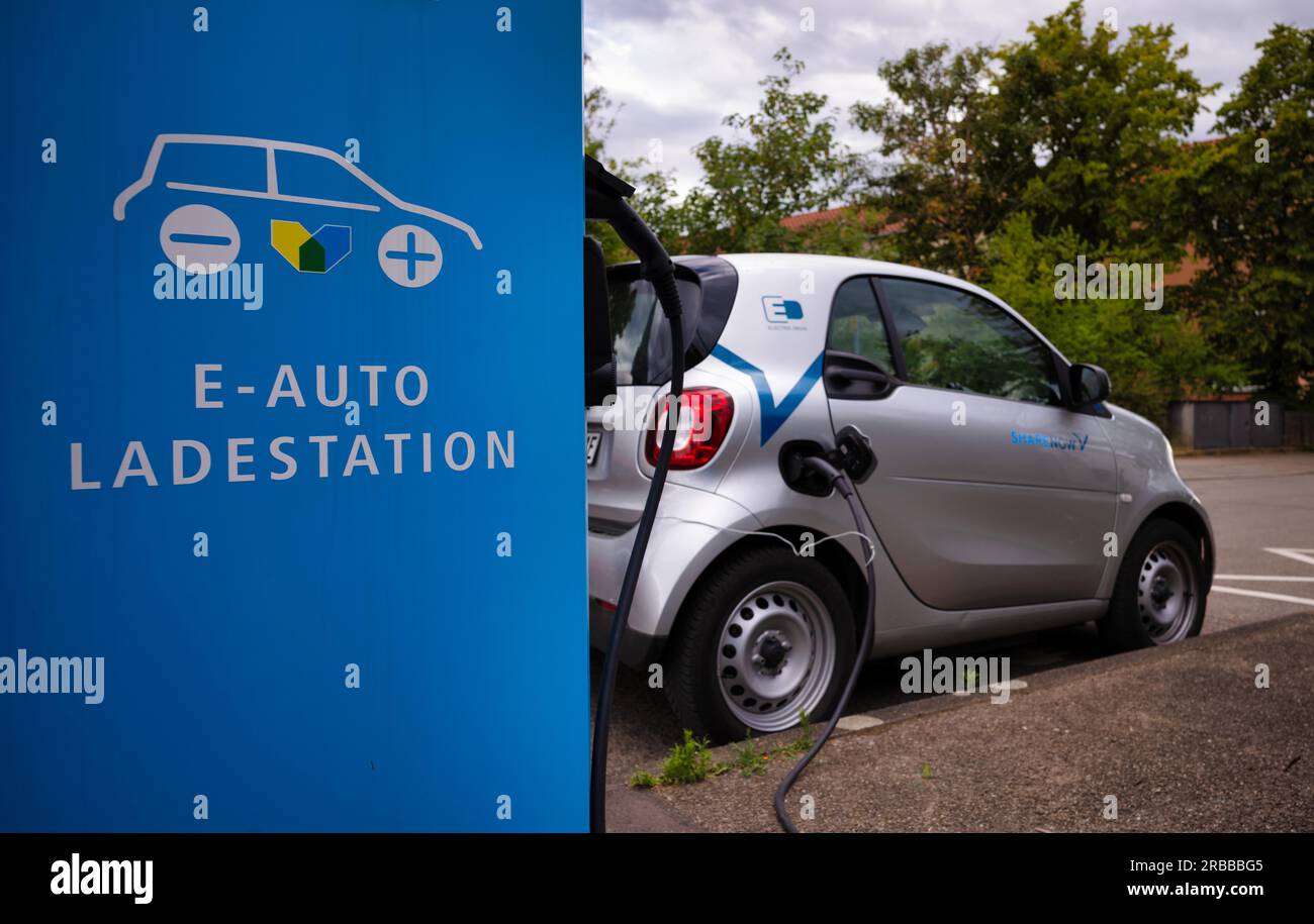 Station de recharge Stadtwerke Stuttgart pour voitures électriques, station de recharge électrique, station de recharge électrique, e-mobilité, câble de recharge conduit à la voiture électrique Banque D'Images