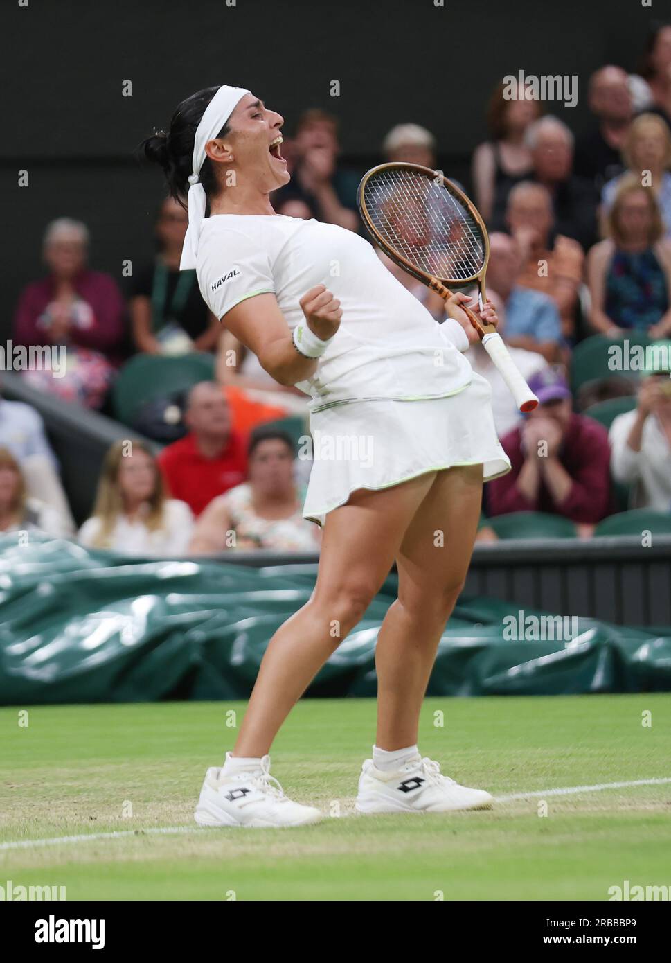 Londres, Royaume-Uni. 08 juillet 2023. La tunisienne ONS Jabeur célèbre sa victoire contre Bianca Andreescu de Canad lors de la sixième journée des championnats de Wimbledon 2023 à Londres le samedi 08 juillet 2023. Photo Hugo Philpott/UPI crédit : UPI/Alamy Live News Banque D'Images