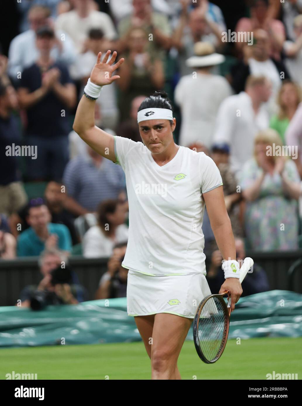 Londres, Royaume-Uni. 08 juillet 2023. La tunisienne ONS Jabeur célèbre sa victoire contre Bianca Andreescu de Canad lors de la sixième journée des championnats de Wimbledon 2023 à Londres le samedi 08 juillet 2023. Photo Hugo Philpott/UPI crédit : UPI/Alamy Live News Banque D'Images