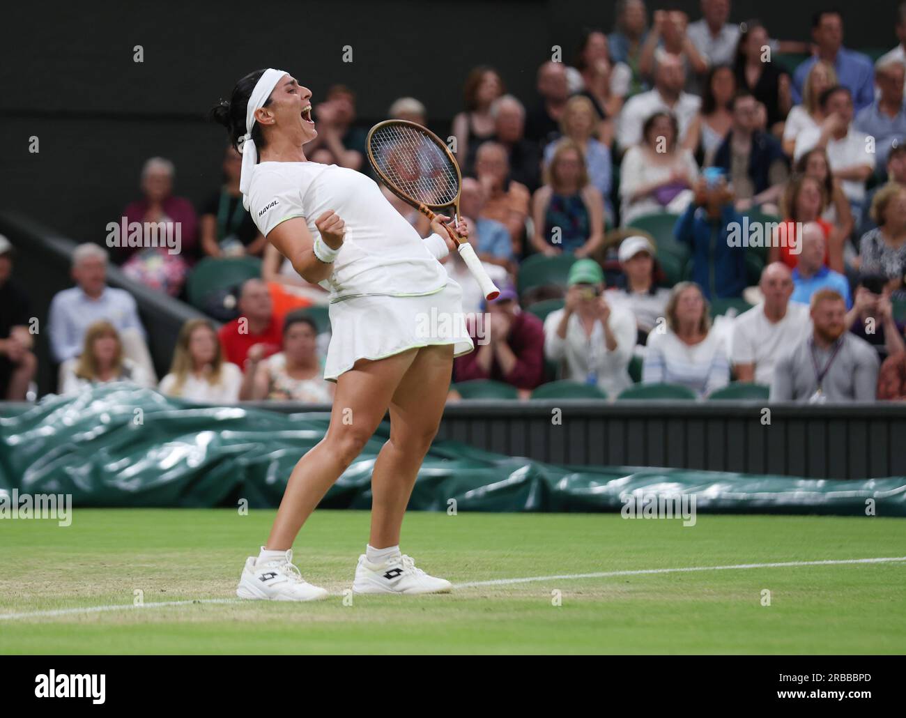 Londres, Royaume-Uni. 08 juillet 2023. La tunisienne ONS Jabeur célèbre sa victoire contre Bianca Andreescu de Canad lors de la sixième journée des championnats de Wimbledon 2023 à Londres le samedi 08 juillet 2023. Photo Hugo Philpott/UPI crédit : UPI/Alamy Live News Banque D'Images