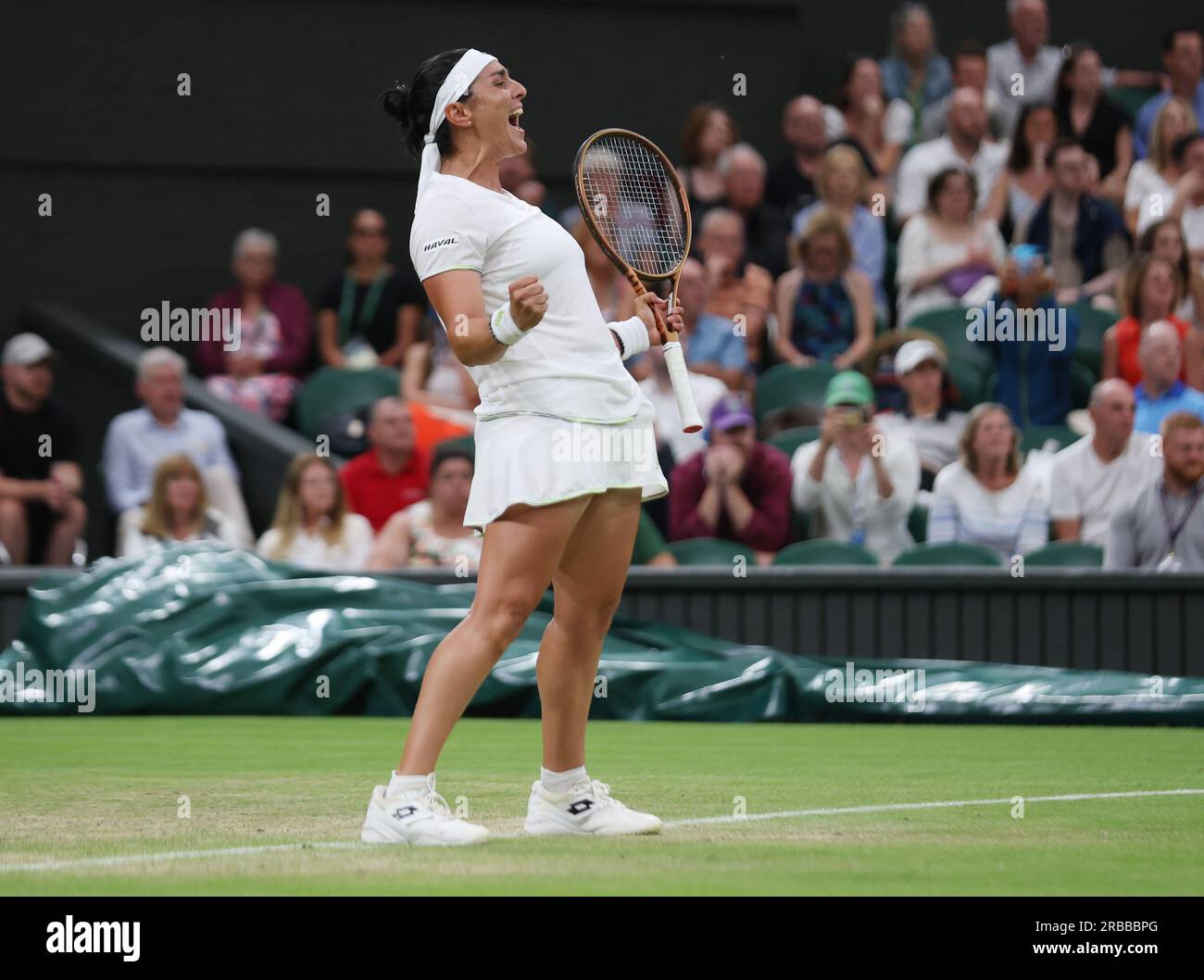 Londres, Royaume-Uni. 08 juillet 2023. La tunisienne ONS Jabeur célèbre sa victoire contre Bianca Andreescu de Canad lors de la sixième journée des championnats de Wimbledon 2023 à Londres le samedi 08 juillet 2023. Photo Hugo Philpott/UPI crédit : UPI/Alamy Live News Banque D'Images