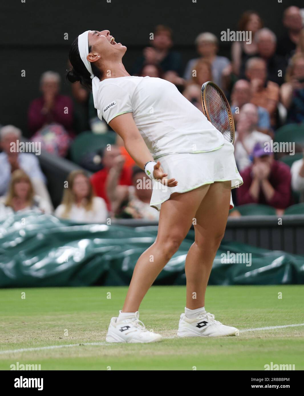 Londres, Royaume-Uni. 08 juillet 2023. La tunisienne ONS Jabeur célèbre sa victoire contre Bianca Andreescu de Canad lors de la sixième journée des championnats de Wimbledon 2023 à Londres le samedi 08 juillet 2023. Photo Hugo Philpott/UPI crédit : UPI/Alamy Live News Banque D'Images