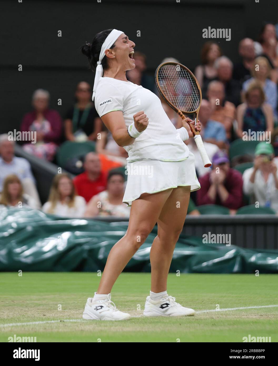 Londres, Royaume-Uni. 08 juillet 2023. La tunisienne ONS Jabeur célèbre sa victoire contre Bianca Andreescu de Canad lors de la sixième journée des championnats de Wimbledon 2023 à Londres le samedi 08 juillet 2023. Photo Hugo Philpott/UPI crédit : UPI/Alamy Live News Banque D'Images