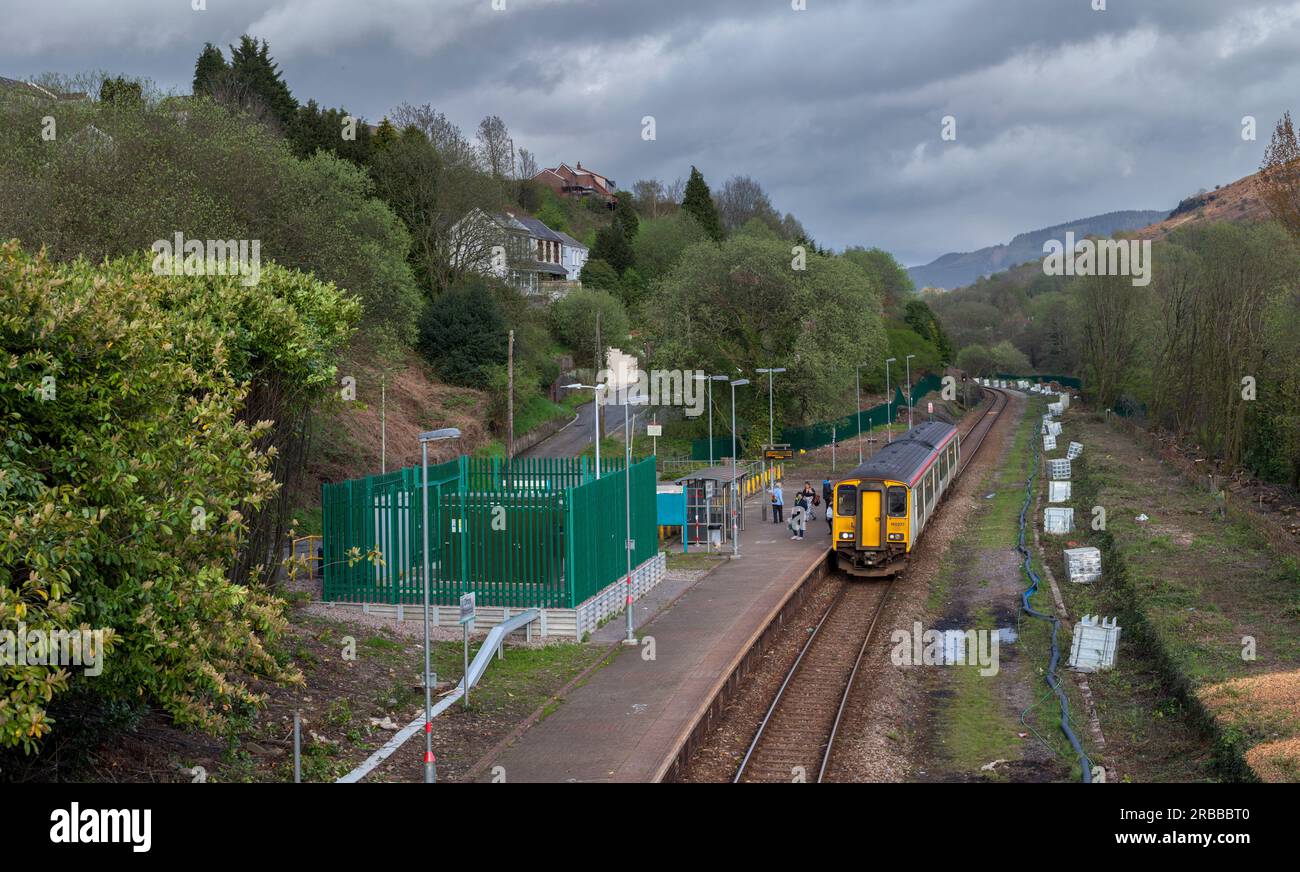 Transport pour le train sprinter de classe 150 du pays de Galles faisant escale à la gare de Dinas Rhondda sur la ligne de chemin de fer à voie unique de la vallée de Rhondda Banque D'Images