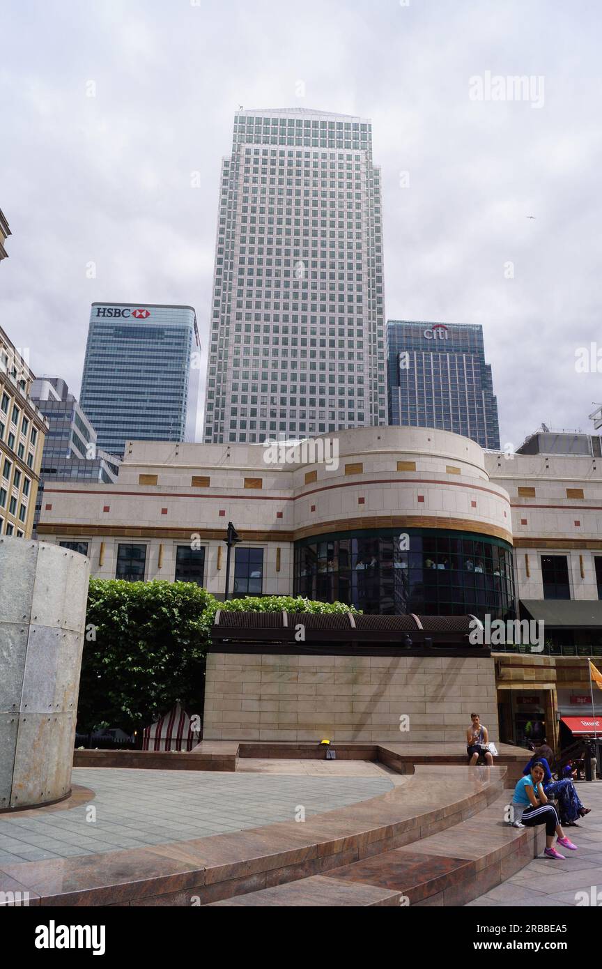 Londres, Royaume-Uni : vue sur Cabot Square dans le centre de Canary Wharf, Tower Hamlets Banque D'Images