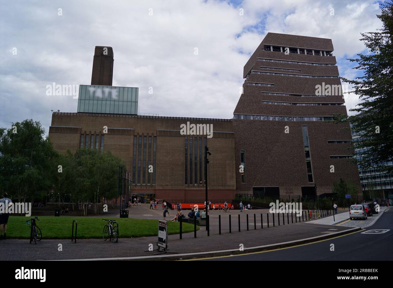 Londres, Royaume-Uni : vue de la Tate Modern Gallery et du nouveau bâtiment Len Blavatnik à Bankside Banque D'Images